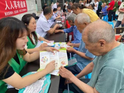 重庆渝北宝圣湖社区卫生服务中心:医护志愿者进社区 送健康惠百姓