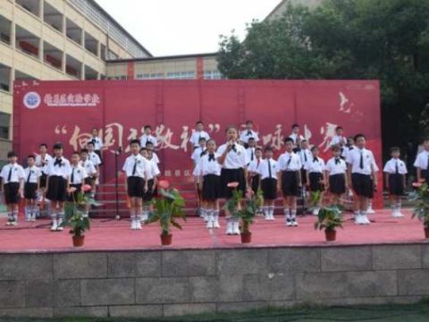 江西赣州市赣县区实验学校举行“向国旗敬礼”歌咏比赛
