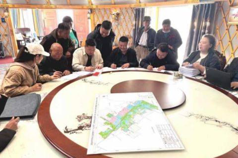内蒙古鄂托克旗苏米图苏木 让党旗在黄河治沙一线高高飘扬