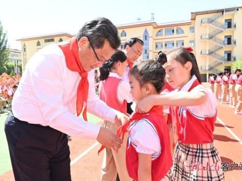 甘肃省省委副书记、省长任振鹤在敦煌市东街小学看望慰问少年儿童