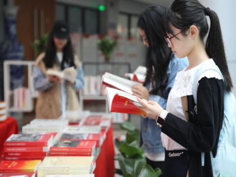 江苏盐城师范学院：举办习近平新时代中国特色社会主义思想主题图书展